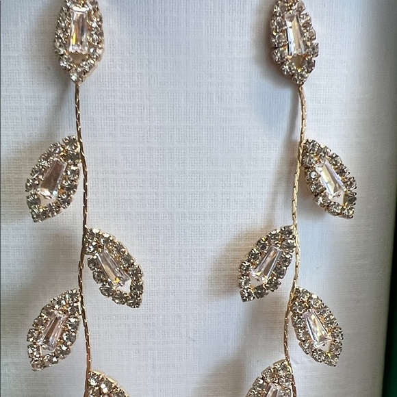 Piper K | Leaf Inspired Earrings ✨ - Picture 9 of 9